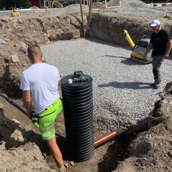 Markförberedelser av pool och pooldränering.